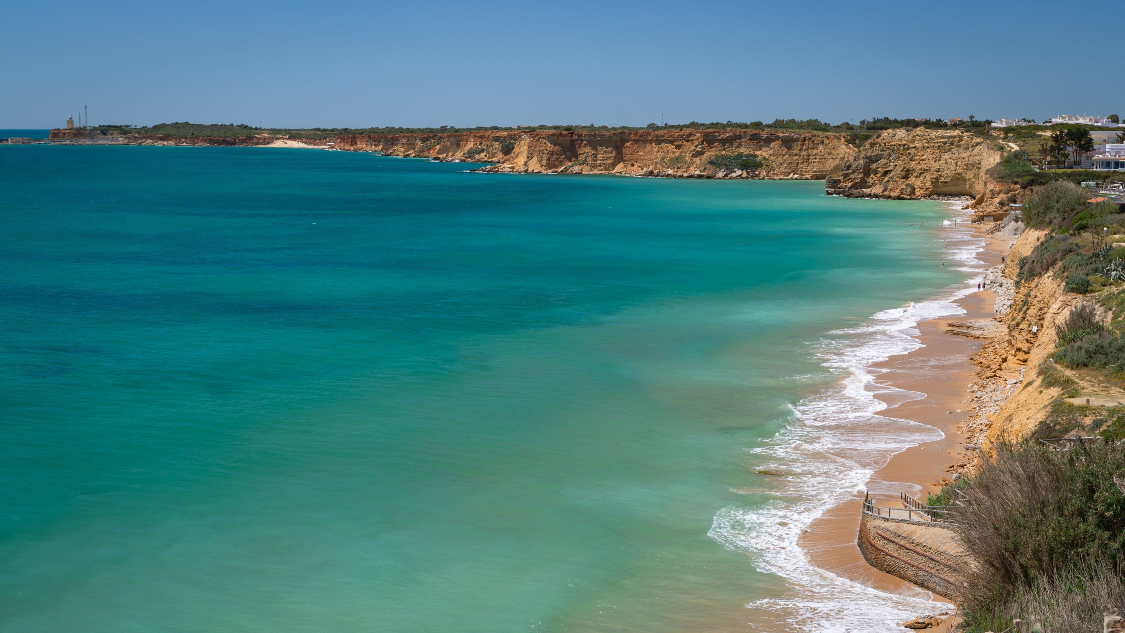 Playa de Fuente del Gallo: calma y acantilados