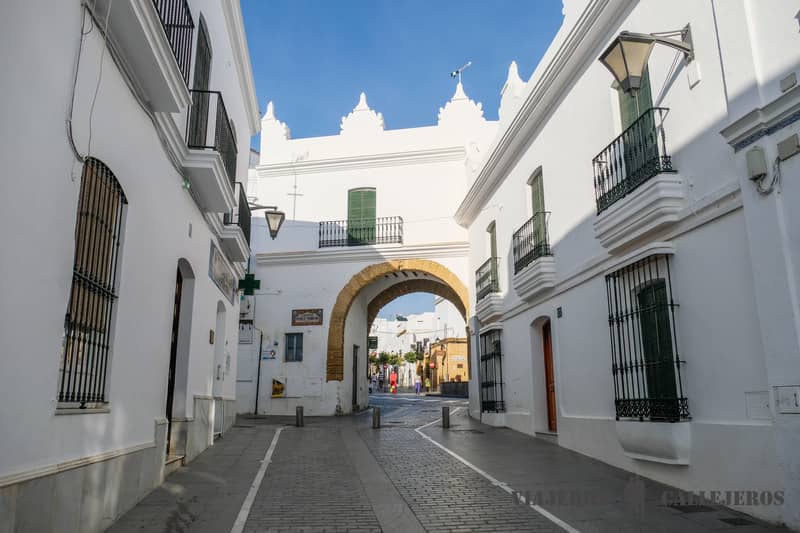 Casco histórico de Conil: Puerta de la Villa y Plaza de España